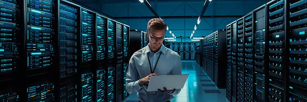 Homem checando computador em central