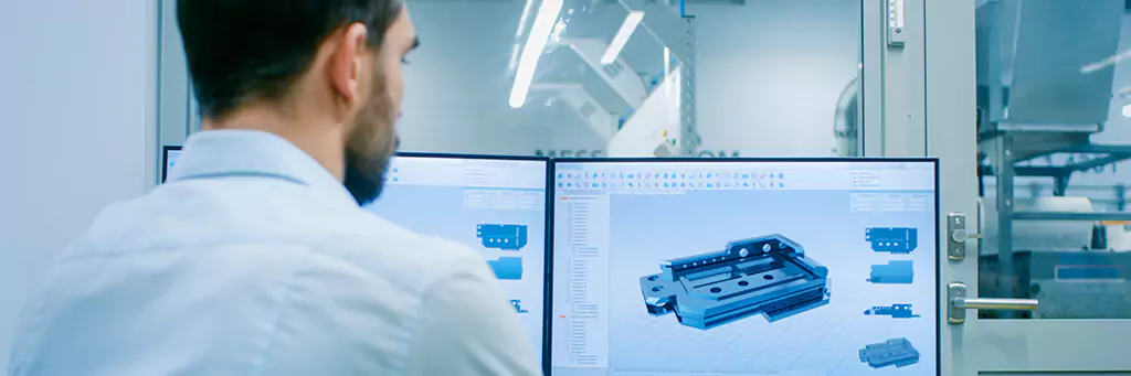 Homem fazendo projeto industrial