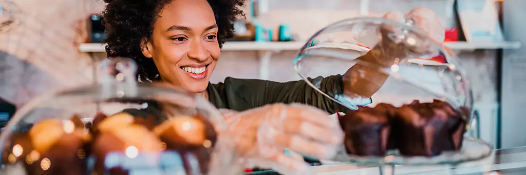 moça colocando cupcakes em redoma