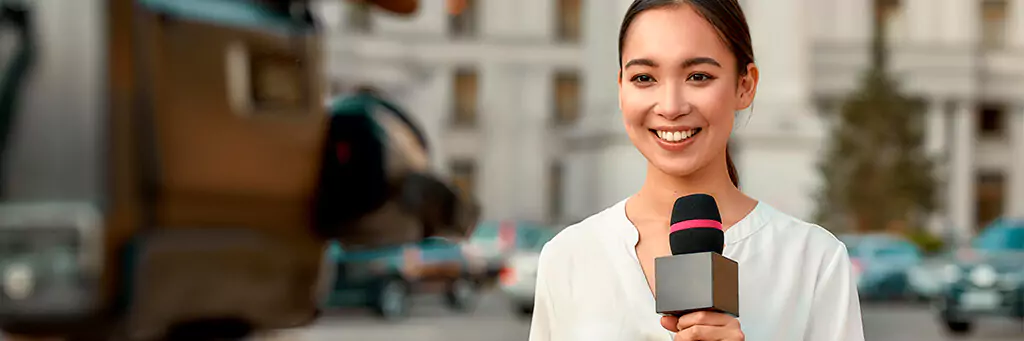 moça jornalista na rua com microfone
