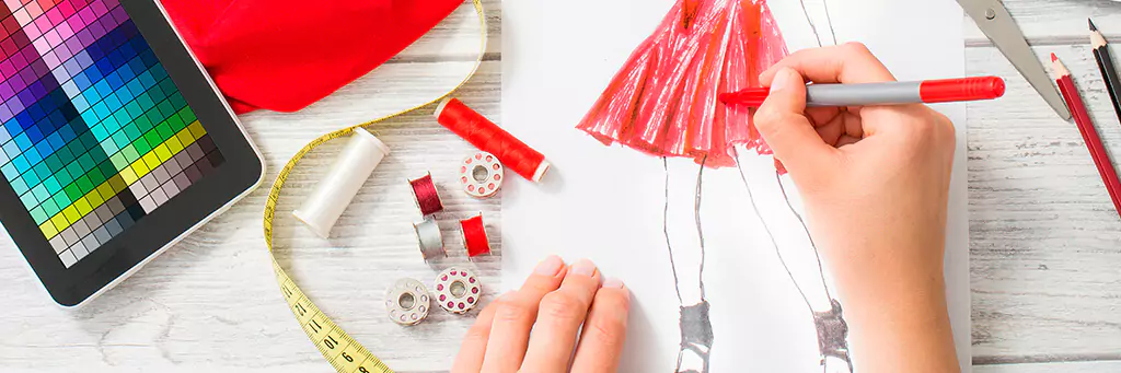 Moça desenhando figurino