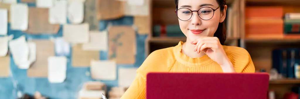 mulher editando livro em computador