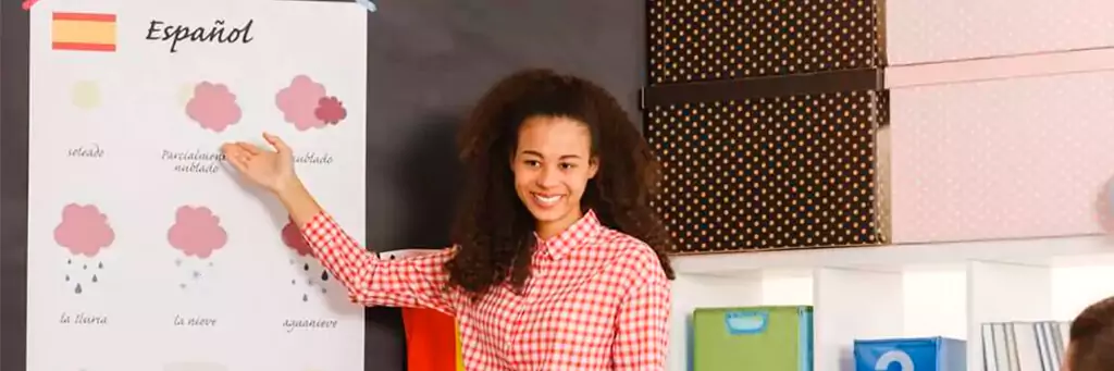 professora de espanhol dando aula para crianças