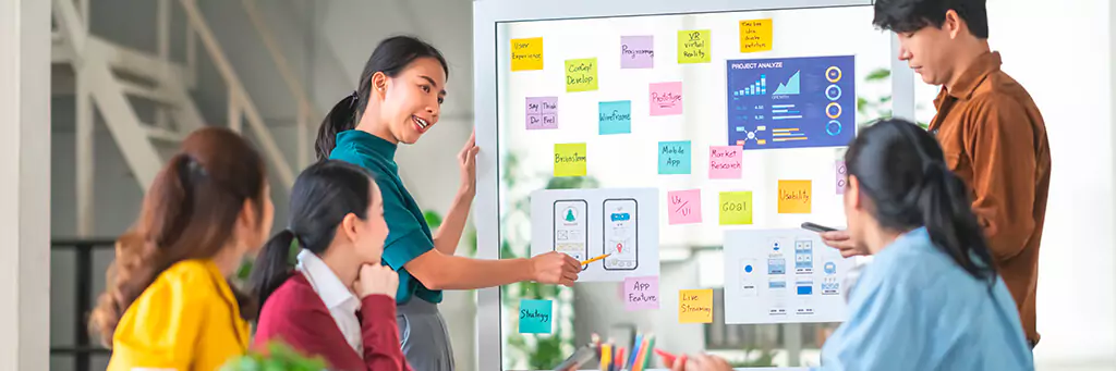 grupo de pessoas analisando plano de marketing