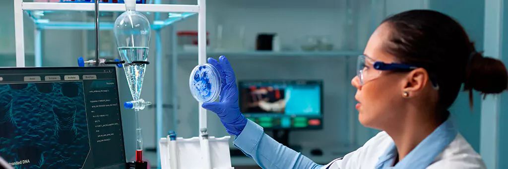 mulher fazendo análise em laboratório