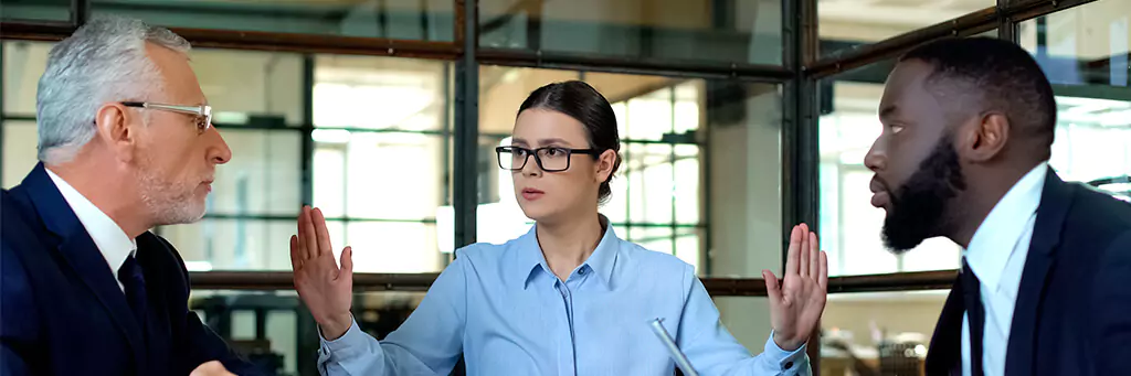 mulher mediando conflito entre dois homens