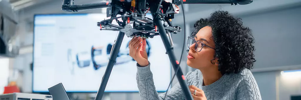 moça analisando peça de drone