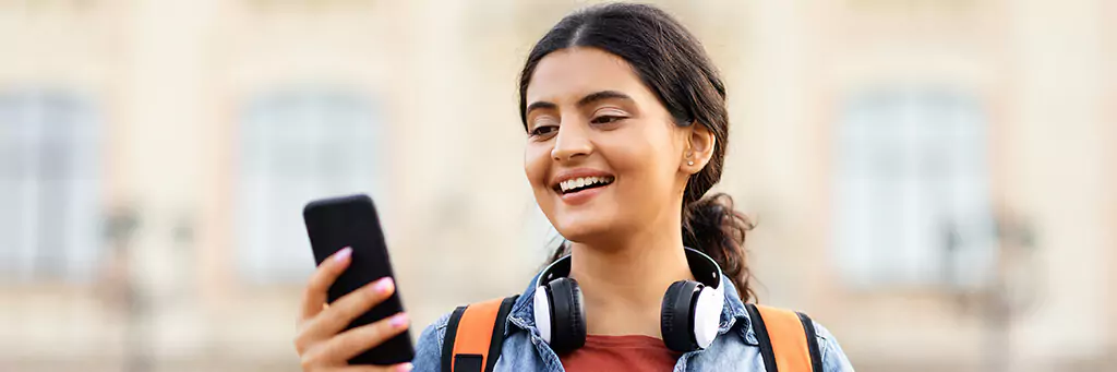 moça estudante olhando celular