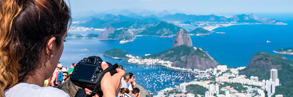 moça tirando foto do Pão de Açúcar no Rio de Janeiro