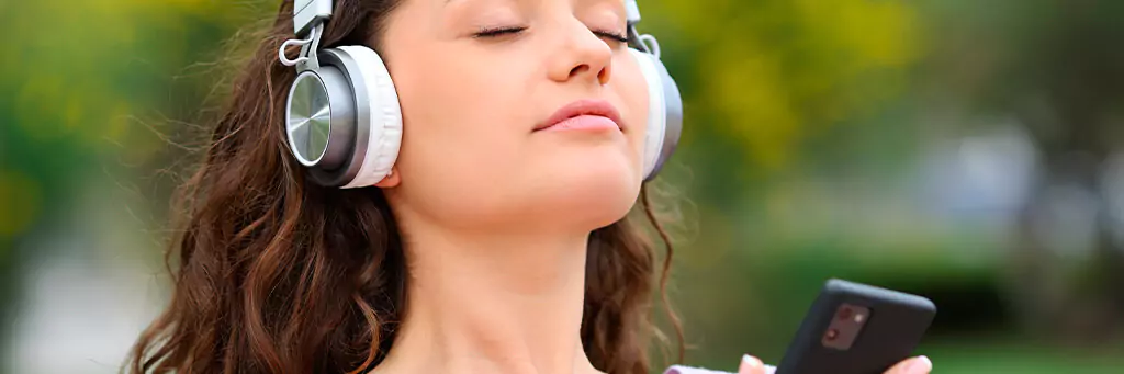 Moça meditando com celular