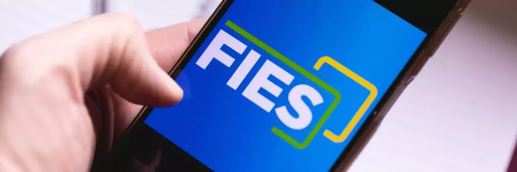 mão segurando celular com app do fies