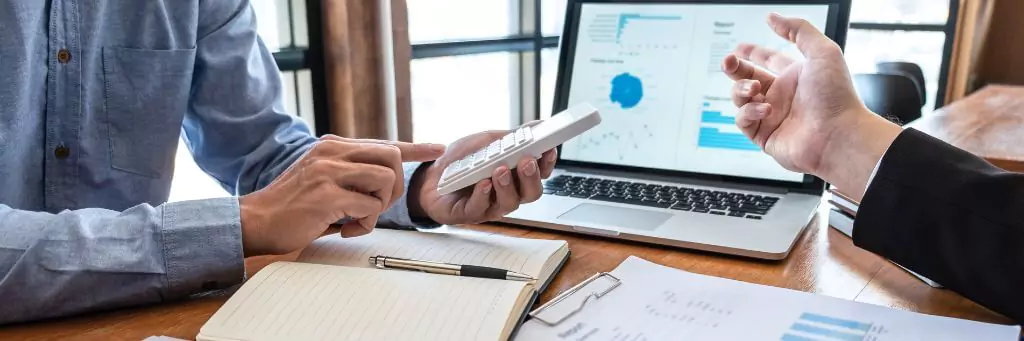 gestores conversando sobre dados