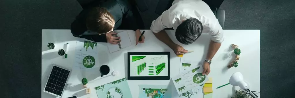homem e mulher analisando projetos ambientais em escritório