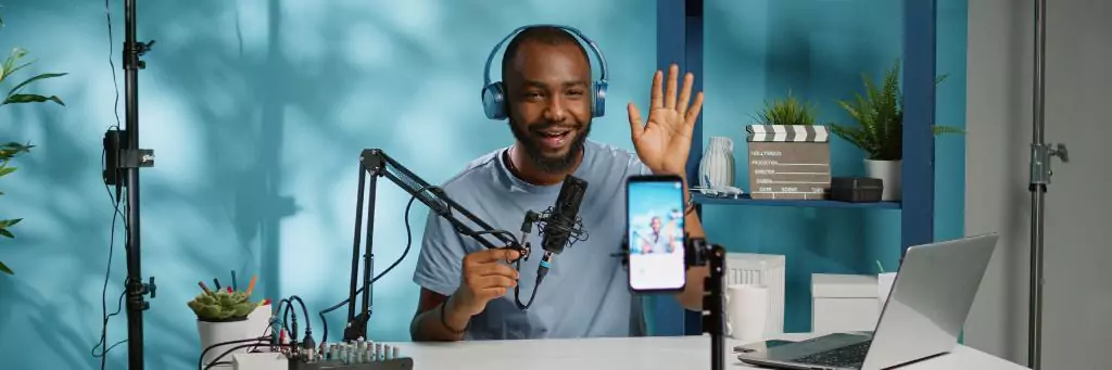 influenciador falando ao microfone