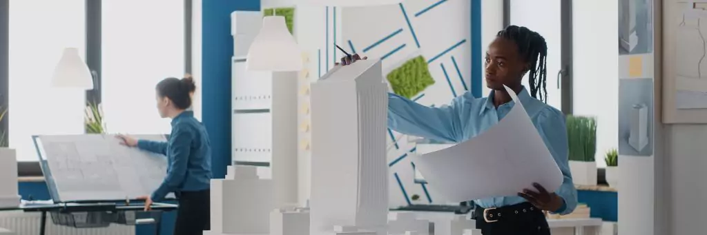 moça fazendo maquete de prédio