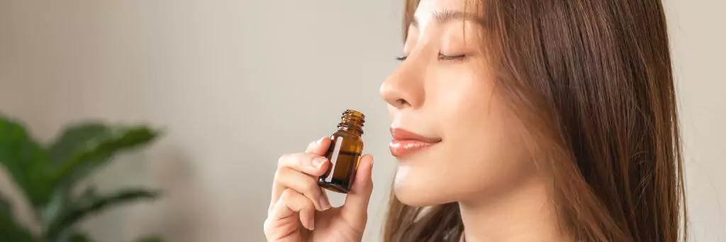 moça inalando óleo essencial
