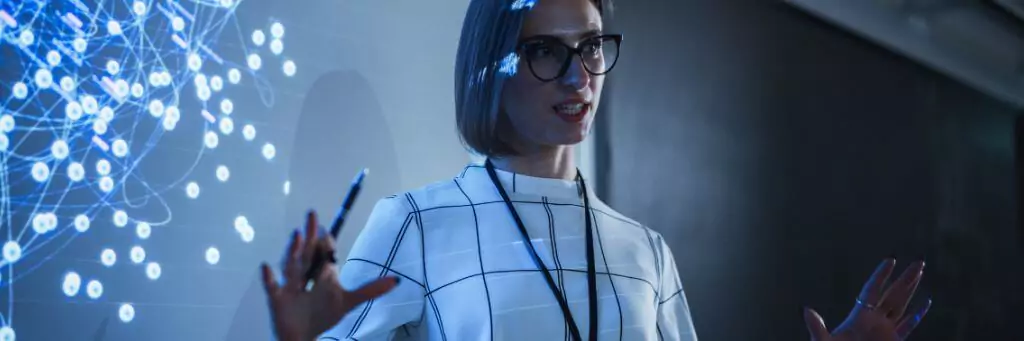 mulher palestrante em evento de tecnologia
