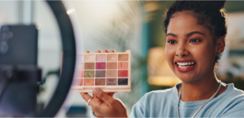 mulher gravando em frente a camera do celular e um ring light