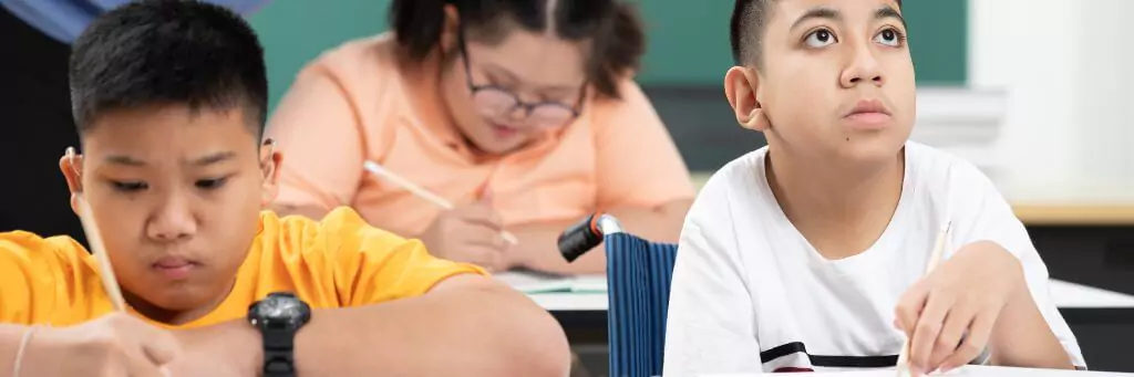 alunos com deficiência em sala de aula