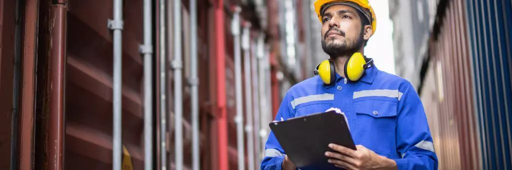 homem controlando cargas em aduana