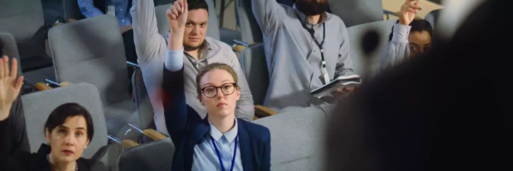 jornalista com mão erguida em coletiva