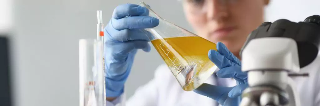 mulher segurando vidro com substância