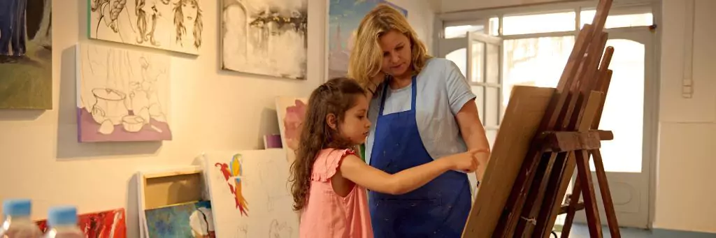 professora de artes e menina