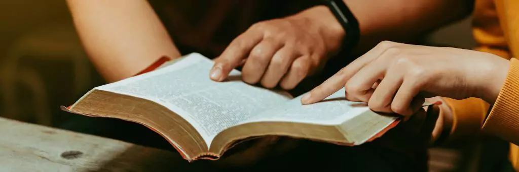 rapaz e moça lendo Bíblia