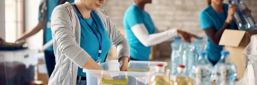 voluntários separando suprimentos