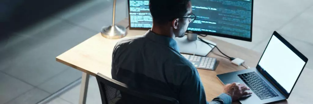 homem criando código