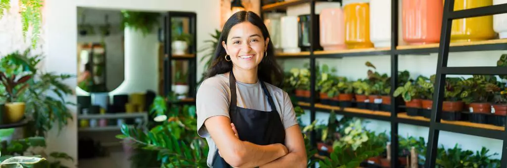 mulher com avental em loja de plantas