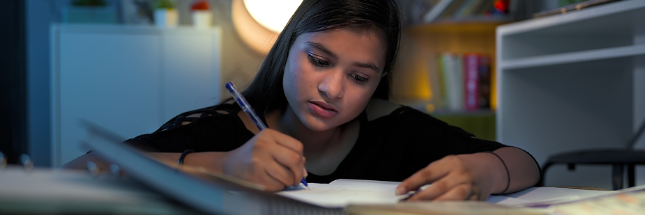 Menina jovem estudando