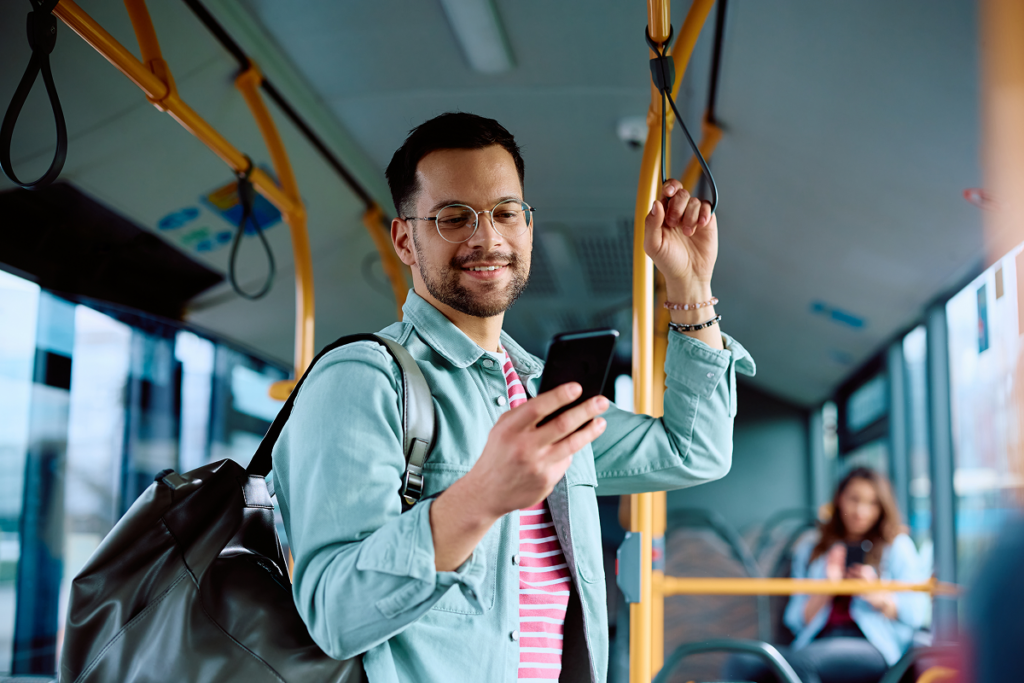 Jovem homem no ônibus.