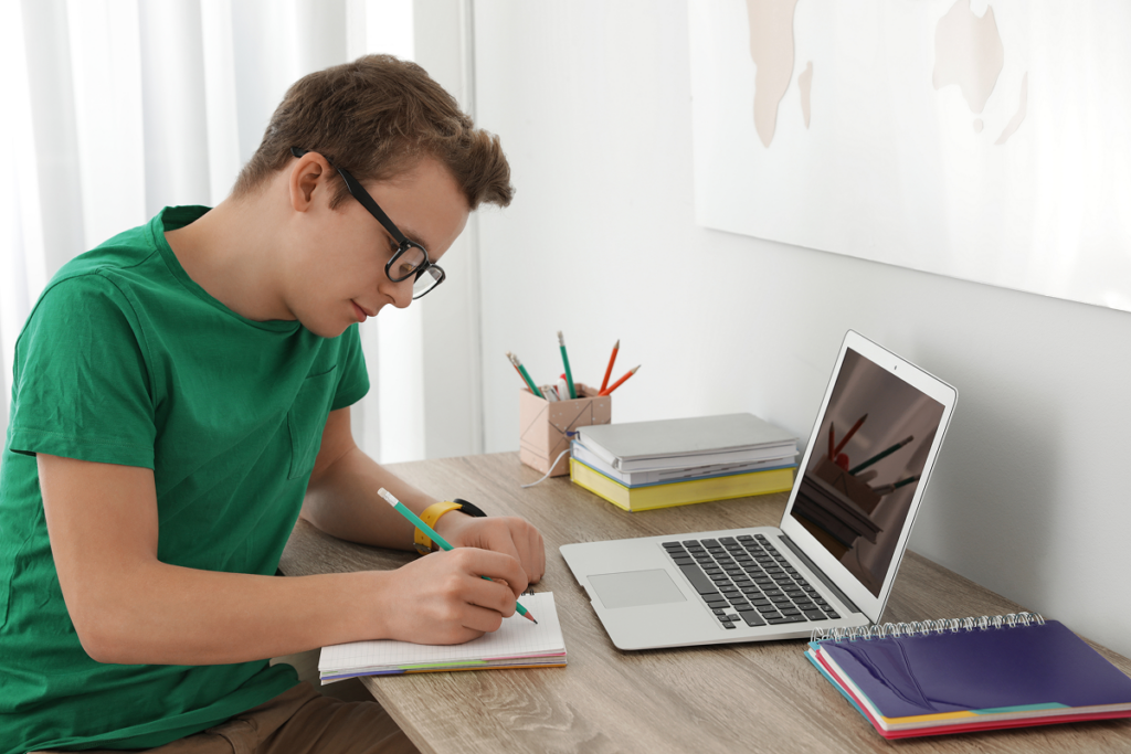 Jovem estudando.