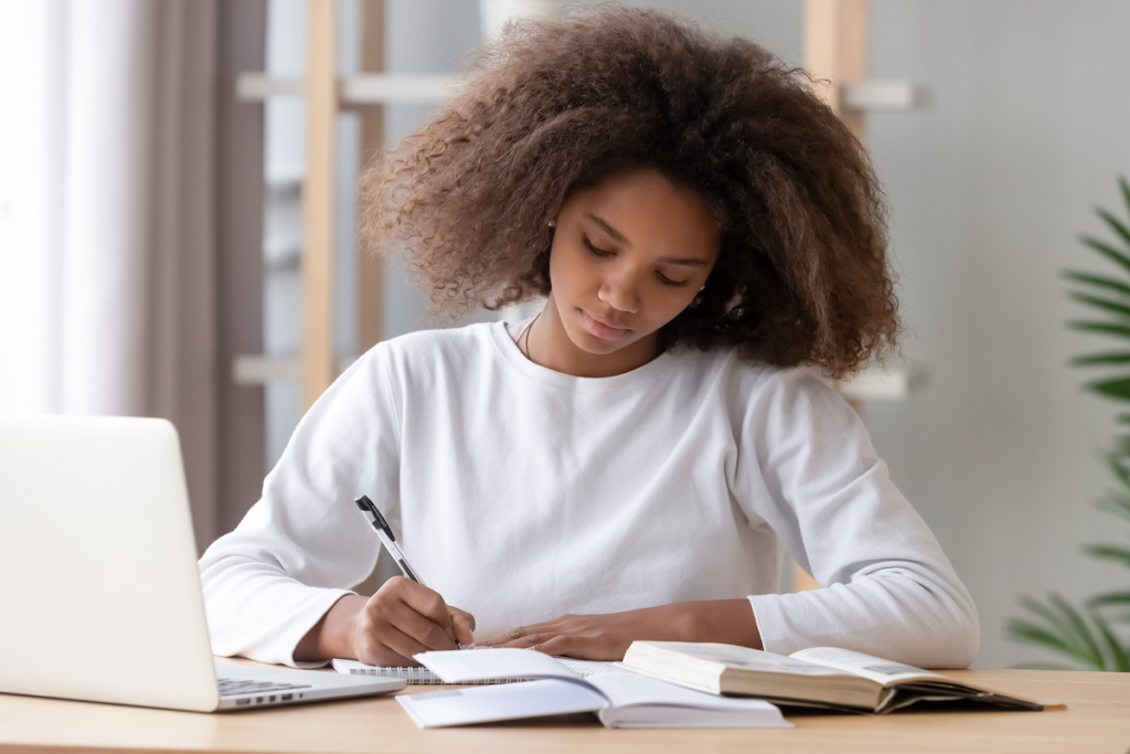 Jovem estudando.