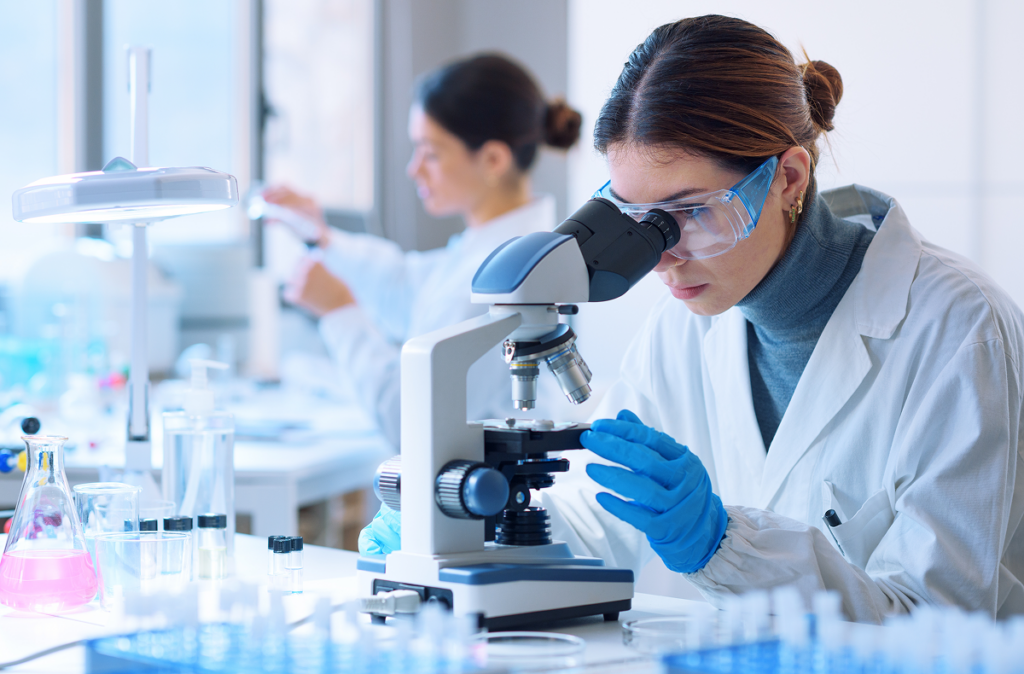 Profissional trabalhando em laboratório.
